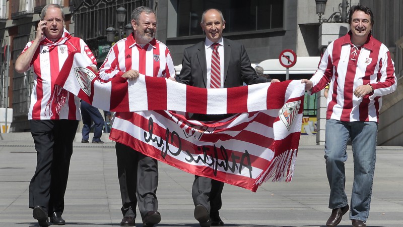 EAJren diputatu eta senatariak Athletic animatzen Kongresuan, 2012ko Kopako finalaren aurrean