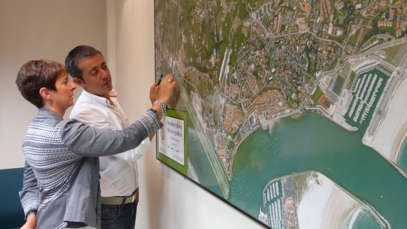 Arantza Tapia diputatua Hondarribian izan da, Aitor Kerejeta alkatearekin aireportuaren egoera aztertzen