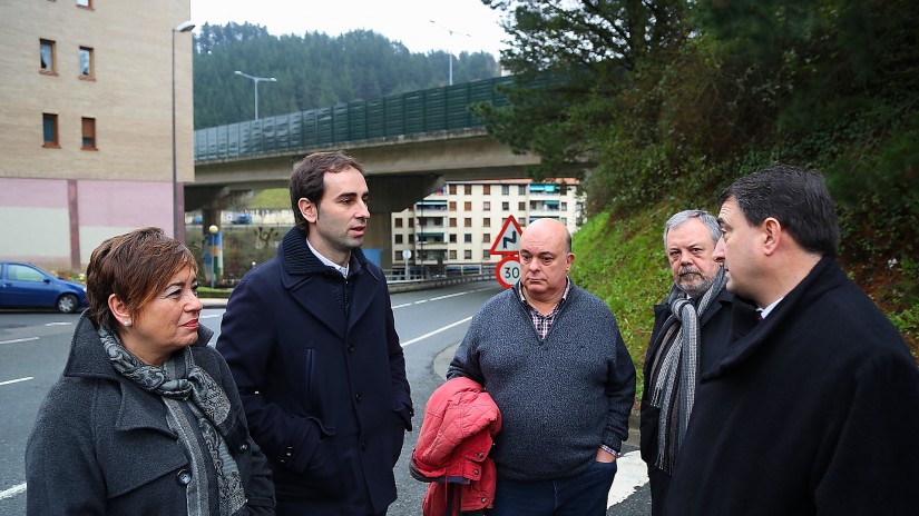 Euzko Abertzaleak taldeak eta  Ugao-Miraballeseko alkateak AP-68  autobideak herrian  eragiten dituen zarata-arazoak arintzeko jarri diren  panelak aurkeztu dituzte