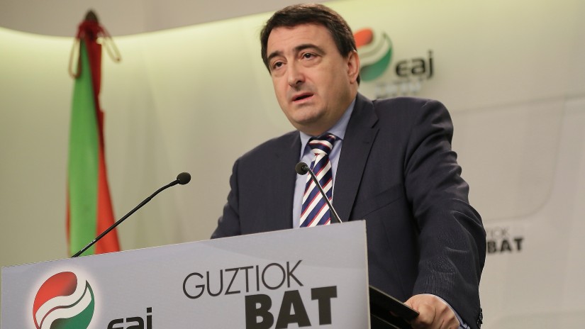 EAJk onartezin jotzen du Autonomia Estatutuei buruzko inkonstituzionaltasun errekurtsoa eta  azalpenak  exijitu dizkio PSOEri