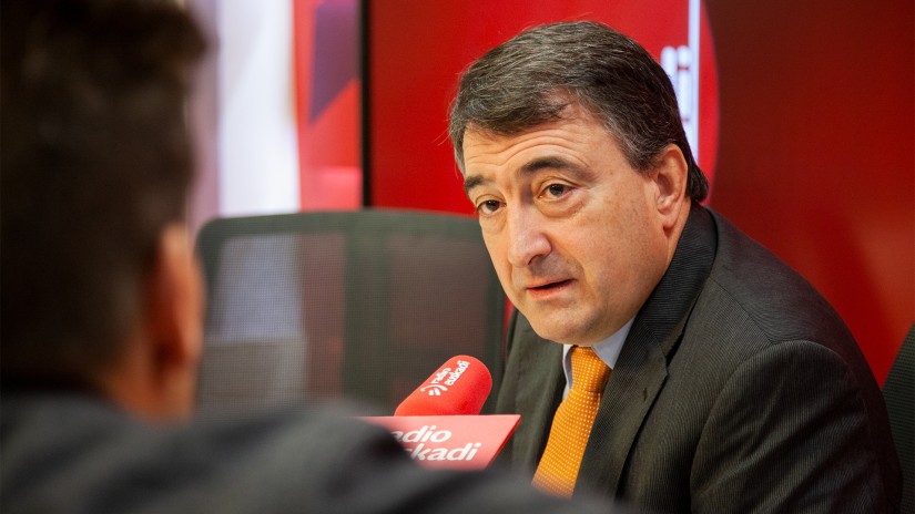 Estebanen hitzetan Seguru Sozialaren erregimen ekonomikaren transferentziak “iraganaren eta orainaren” arteko muga jartzen du Estatutuaren garapenean