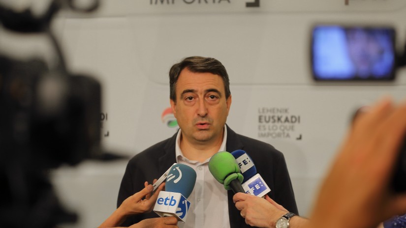 Aitor Estebanek  gaur berretsi  du EAJk atzo boto zuria eman zuela eta Rajoyri ‘ezetza‘ bozkatuko diola  lehen eta bigarren bozketan