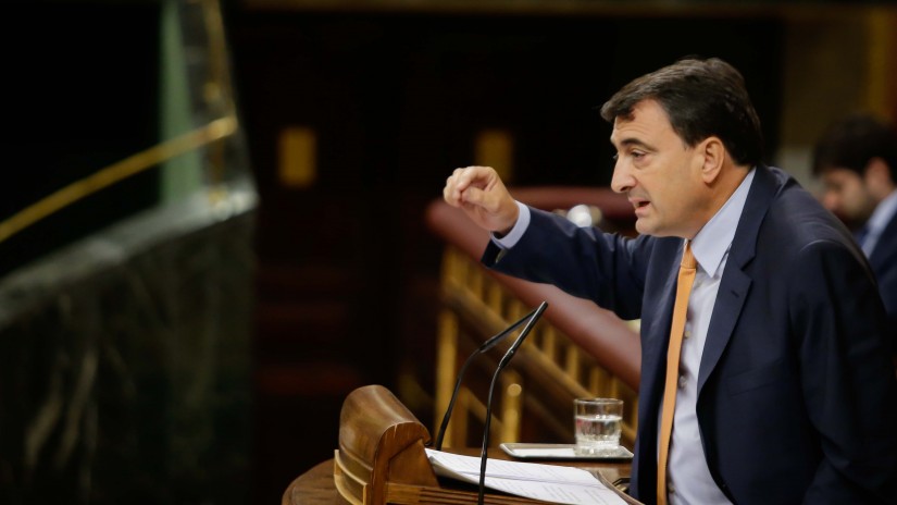 Aitor Estebanek Pedro Sánchezi eskatu dio eskua luza dezala egunotan Eusko Legebiltzarrean aztertzen ari diren estatus berriaren testuaren inguruko akordioa lortzera begira