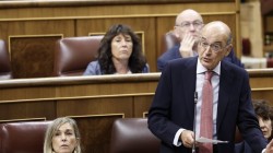 Euskal Taldeak Espainiako Gobernuari eskatu dio CNIk eta Barne Ministerioak Eusko Jaurlaritzak ematen dituen zerbitzu publikoen sareak eta informazio-sistemak gainbegiratzeari utz diezaiotela